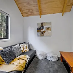 Alex 15a - With Shared Gym And Walk To Town *