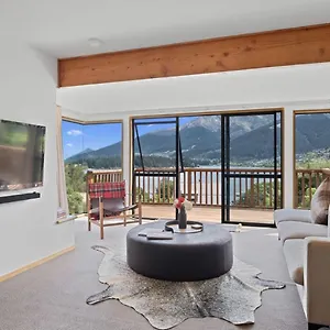 Lakehouse - Water Taxi To Queenstown! Holiday home *