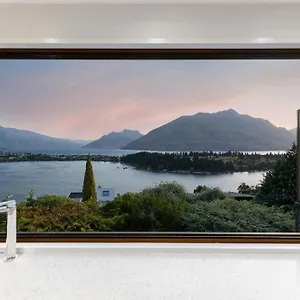 Holiday home Qt Paradise: Panoramic Views & Elegant Comfort Queenstown