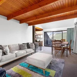 Hill - Views - 10mins To Town - Free Parking And Wifi *