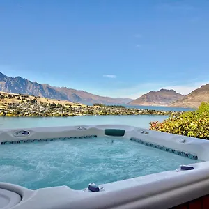 A Surprise On Sunrise! Panoramic Views & Pool Holiday home