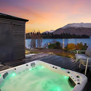 Lakeside Luxury On Suburb Street Holiday home
