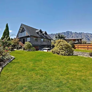 The Gables - - Beautiful, Stylish, Newly Renovated 4 Bedroom Casa de Férias *