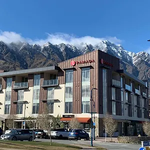 Ramada By Wyndham Remarkables Park Hotell