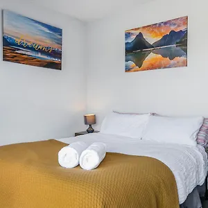 Amazing Views In Downtown Apartment