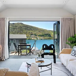 Lakefront Getaway * Queenstown