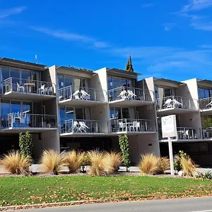Prime Location In Town Centre With Alpine Views Apartment *