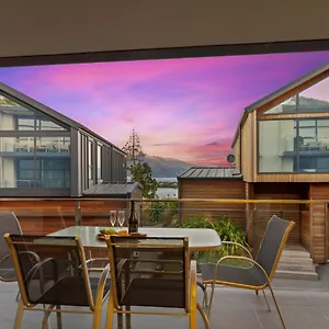 Apartment Stunning 2 Bedroom With Balcony!