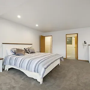 Huge Lakefront Delight *