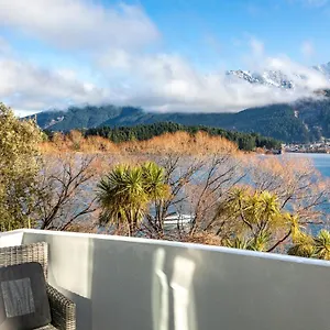 Lakeside Escape Holiday home