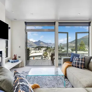 Vailmont Villa, * Queenstown