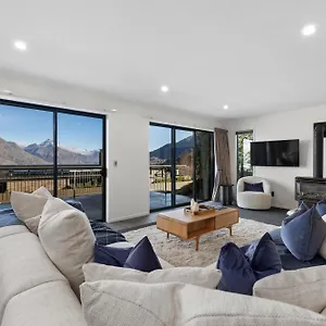 Panorama Views - With 2 Car Garage Holiday home