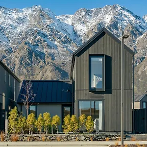 A Remarkable Retreat - * كوينستاون