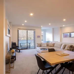 Stylish 2-br Home, Scenic Balcony, Key Amenities Holiday home Queenstown