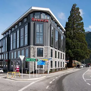 皇后镇中心温德姆华美达酒店 4*