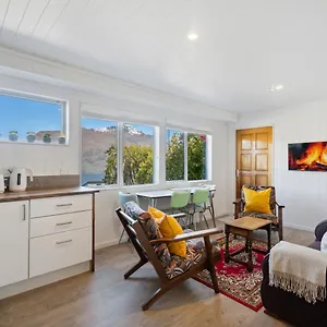 Picturesque View - 2 Bedroom Flat With Kitchenette Queenstown