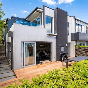 Central, Walk To Town, Garage, Bbq Apartment