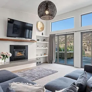 Huge & Stylish On Shotover 4 Bedrooms *