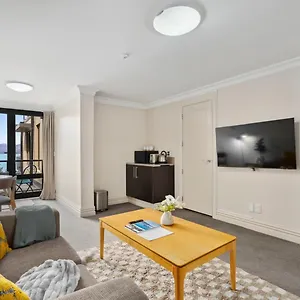 Modern Spacious Town Center Unit With View Apartment *