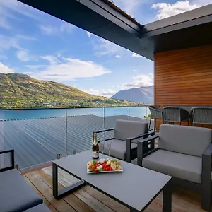 Stunning & Modern With Fantastic Views Ferienhaus