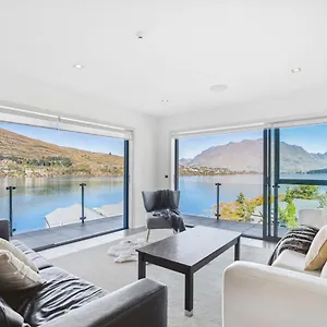 Lakefront Penthouse With Panoramic View *