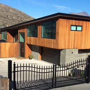 The Lake House * Queenstown