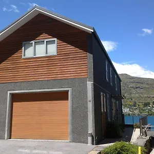 Luxury Lakefront * كوينستاون